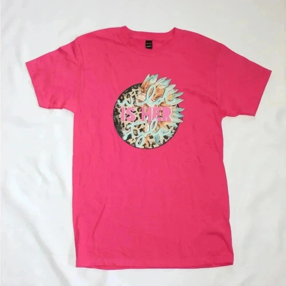 M&O Gold ShortSleeve Women’s Graphic T-shirt Top “Wild is her Style” Small Pink